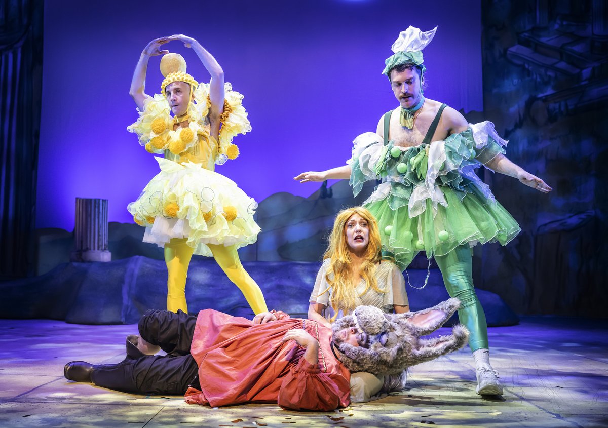 Elly Brewer &amp; Sandy Toksvig's The Pocket Dream is funny &amp; chaotic, a play within a play, in fact a comedy within a comedy, &amp; whilst at times you may be confused you will come away with a huge smile on your face. On til 3 May <a href="/The_Garrick/">Lichfield Garrick 🎭</a>. Full review facebook.com/culturebab