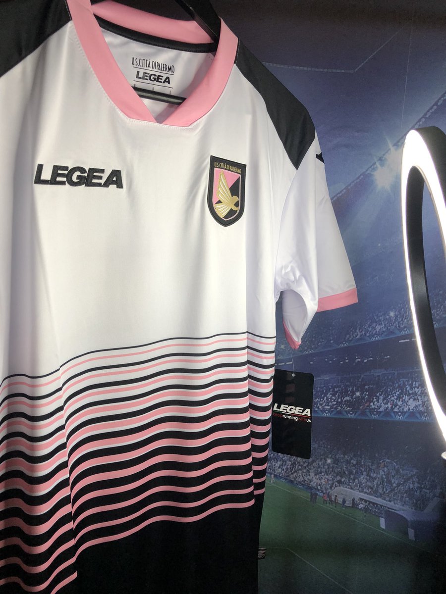 Leparcamaillots's tweet photo. Direction la Sicile ✈️ ☀️
Pour un nouveau maillot collector 🤩
Cette fois-ci c’est Palerme qui débarque avec ses maillots de la saison 2019/20 !
Toujours équipé par #Legea 👨🍳
Version Match ou Training à vous de choisir 🔥 https://t.co/Jh6VKrneId