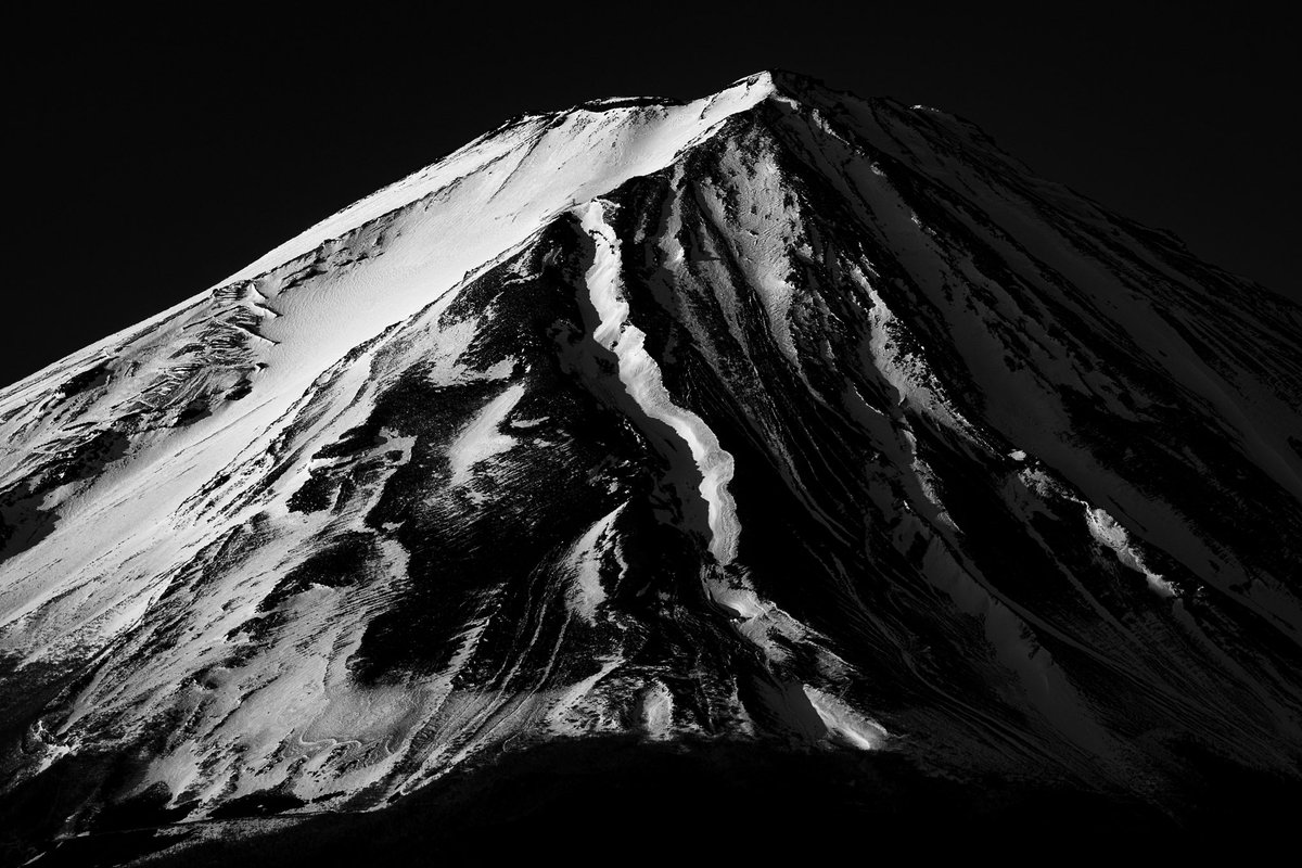 ryocom222's tweet photo. ←夕方　翌朝→

久々の富士山。
同じ場所からでも時間帯が違うだけでこんなに表情が違う。

#mtfuji #富士山 https://t.co/IotP5hfK2O