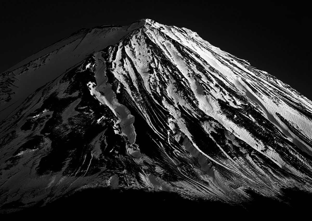 ryocom222's tweet photo. ←夕方　翌朝→

久々の富士山。
同じ場所からでも時間帯が違うだけでこんなに表情が違う。

#mtfuji #富士山 https://t.co/IotP5hfK2O