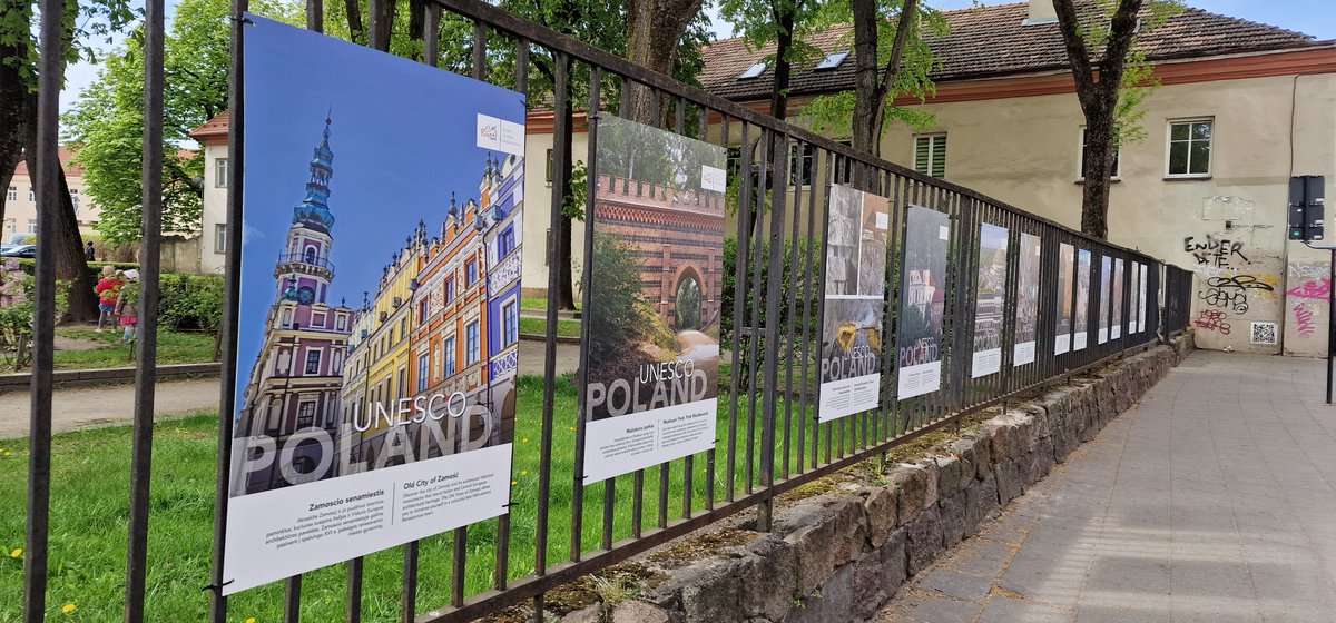 PL in Lithuania 🇵🇱 (@plinlithuania) on Twitter photo Wspólnie z <a href="/POT_GOV_Pl/">POT_GOV_PL</a> zapraszamy do odwiedzenia wystawy „17 miejsc - 17 powodów, dla których warto odwiedzić #Polska“, eksponowanej przy ul. Trakų w #Wilno.
Mamy nadzieję, że zainspiruje ona Państwa do odwiedzenia 🇵🇱 obiektów wpisanych na Listę Światowego Dziedzictwa #UNESCO. Wspólnie z <a href="/POT_GOV_Pl/">POT_GOV_PL</a> zapraszamy do odwiedzenia wystawy „17 miejsc - 17 powodów, dla których warto odwiedzić #Polska“, eksponowanej przy ul. Trakų w #Wilno.
Mamy nadzieję, że zainspiruje ona Państwa do odwiedzenia 🇵🇱 obiektów wpisanych na Listę Światowego Dziedzictwa #UNESCO.