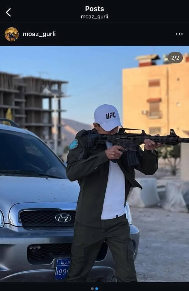 تم التوثيق الإرهابي معاذ غيرلي، المنتسب لـ الأمن العام والمقيم في ضاحية قدسيا
شارك بشكل مباشر في الهجوم الغادر على أهلنا الدروز في جرمانايوم أمس،هذاالتوثيق يأتي ردًا على من يحاول التغطيةأو الإنكار،الأمن العام متورط في قتل المدنيين الدروز والصمت عن ذلك جريمة
#جرمانا #توثيق_الجرائم