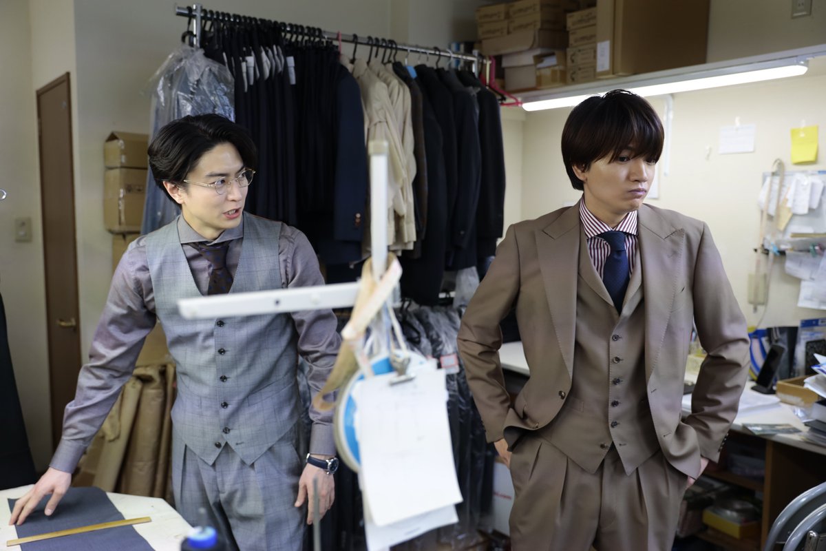 oshidoraEX's tweet photo. 第3話を先取り👀

テーラーの衣笠（#稲葉友）さんと🧵
接客の文太（#髙地優吾）さん💛

2人が働くお店のバックヤードにて📷

第2話無料配信中💐
https://t.co/gnV21vHvom

#ムサシノロンド
#オシドラサタデー
#SixTONES https://t.co/fkkX6JEFjr