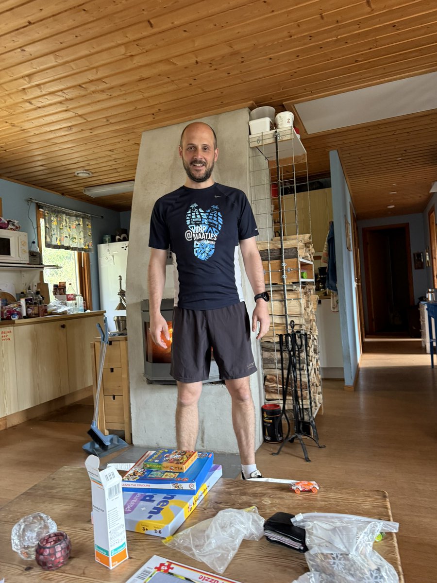 jfelsinga's tweet photo. @loopmaatjes 
We zijn sinds een paar weken weer begonnen met hardlopen. Van niks naar 42k
Zitten nu op 12km. 
Momenteel ligt de focus op zone 2 “basis.” Vo2 max = 50
21:12 - 5k in mijn mooie loopmaatjes shirt https://t.co/aVf7styCsI