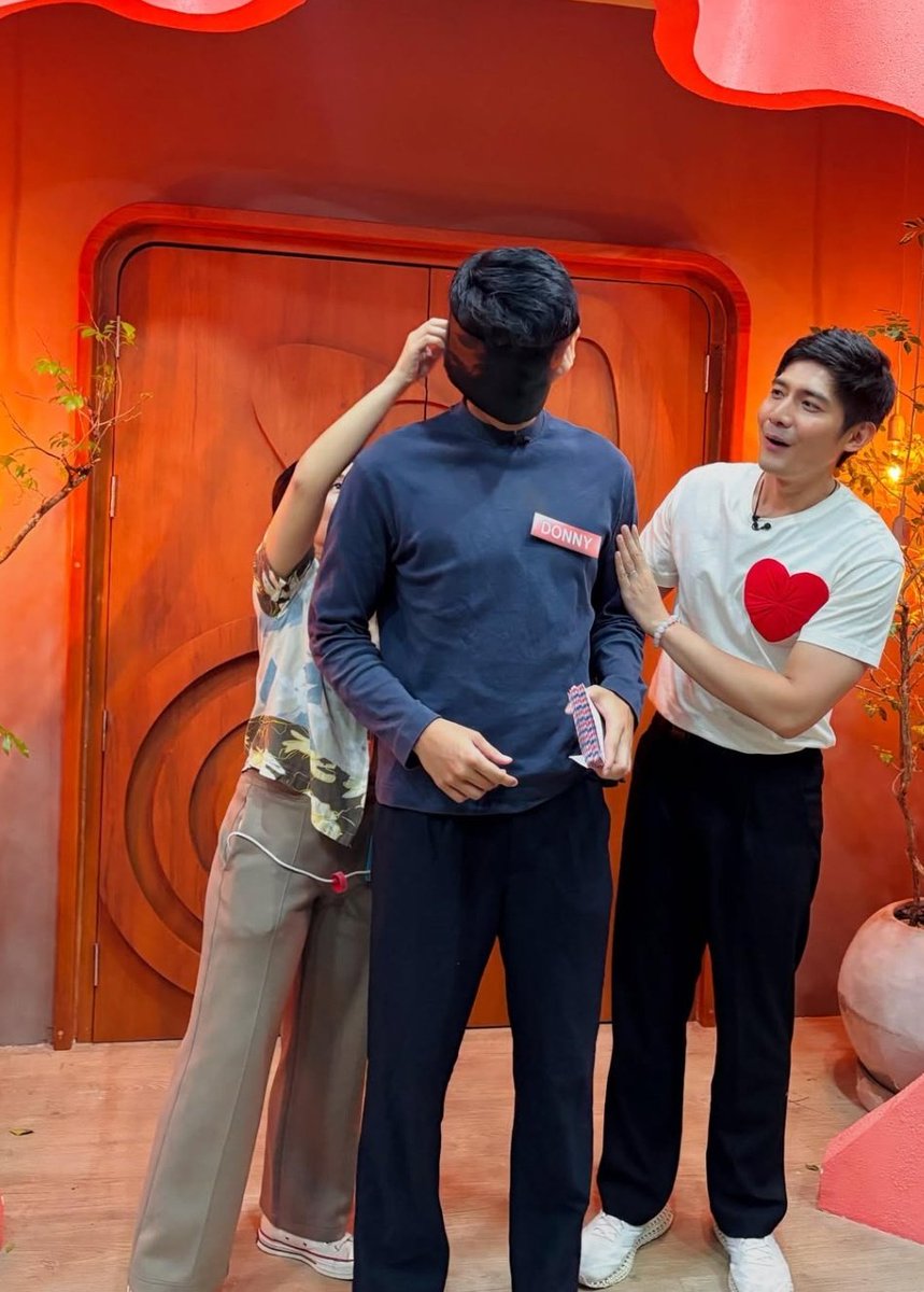 DONATORSPH's tweet photo. [📸IG] Donny spotted on starmagicphils's Instagram Post!💙

"🏠And just like that, the New Gen Matinee Idol #DonnyPangilinan wraps up his houseguest era!

Watch Donny's PBB Celeb Collab episodes on the following:

- GMA: 10:00 PM (Weeknights) and 6:15 PM (Weekends)

- Online/Livestream: Pinoy Big Brother's YouTube page, Kapamilya Online Live, and iWantTFC"

#PBBHouseguestDONNY
#DonnyPangilinan