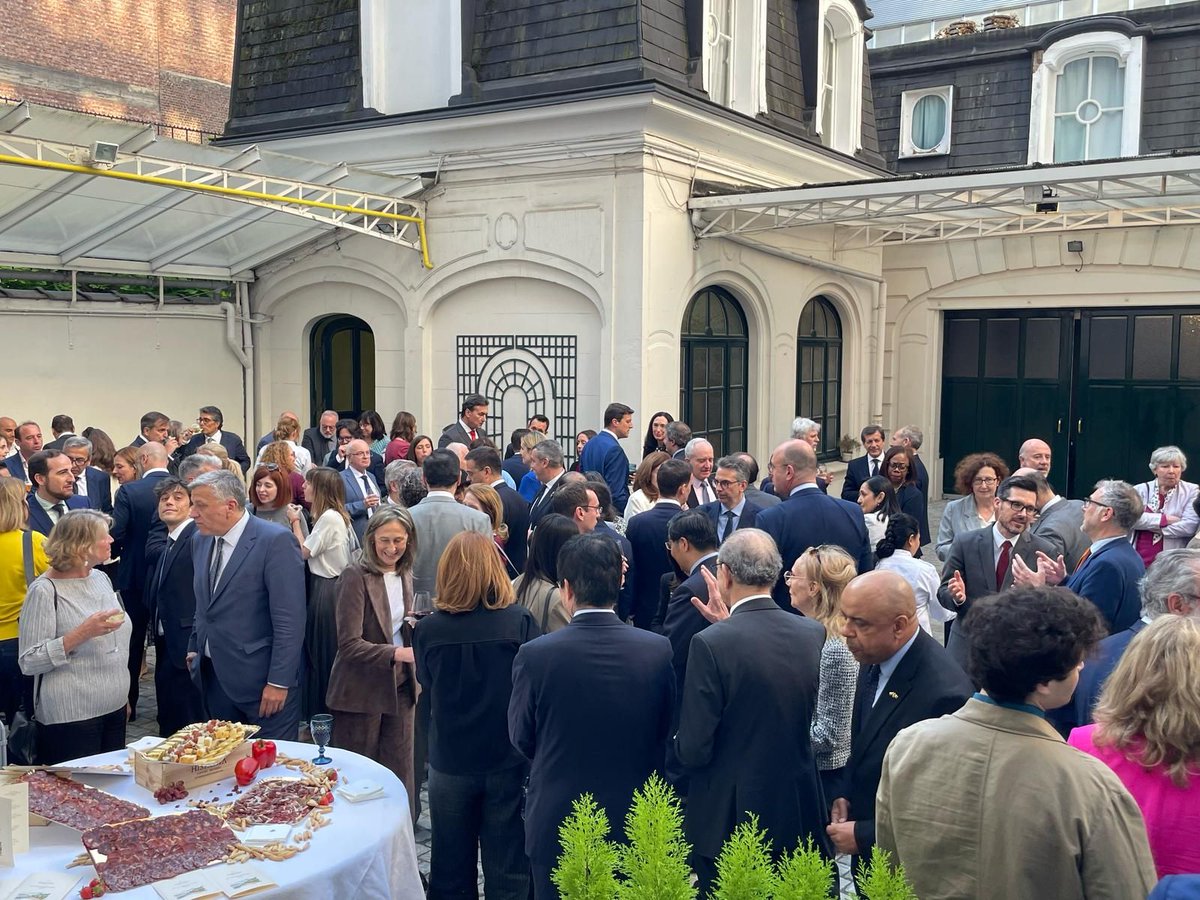 Emb. España Bélgica (@embespbelgica) on Twitter photo <a href="/e_crijns/">Eugène Crijns</a> <a href="/CamaraBelux/">Cámara Oficial BeLux</a> ¡Un momento memorable para agradecer y reforzar lazos!
🇧🇪🇪🇸 #Diplomacia #RelacionesBilaterales
📷 corresponsales españoles en Bruselas <a href="/e_crijns/">Eugène Crijns</a> <a href="/CamaraBelux/">Cámara Oficial BeLux</a> ¡Un momento memorable para agradecer y reforzar lazos!
🇧🇪🇪🇸 #Diplomacia #RelacionesBilaterales
📷 corresponsales españoles en Bruselas
