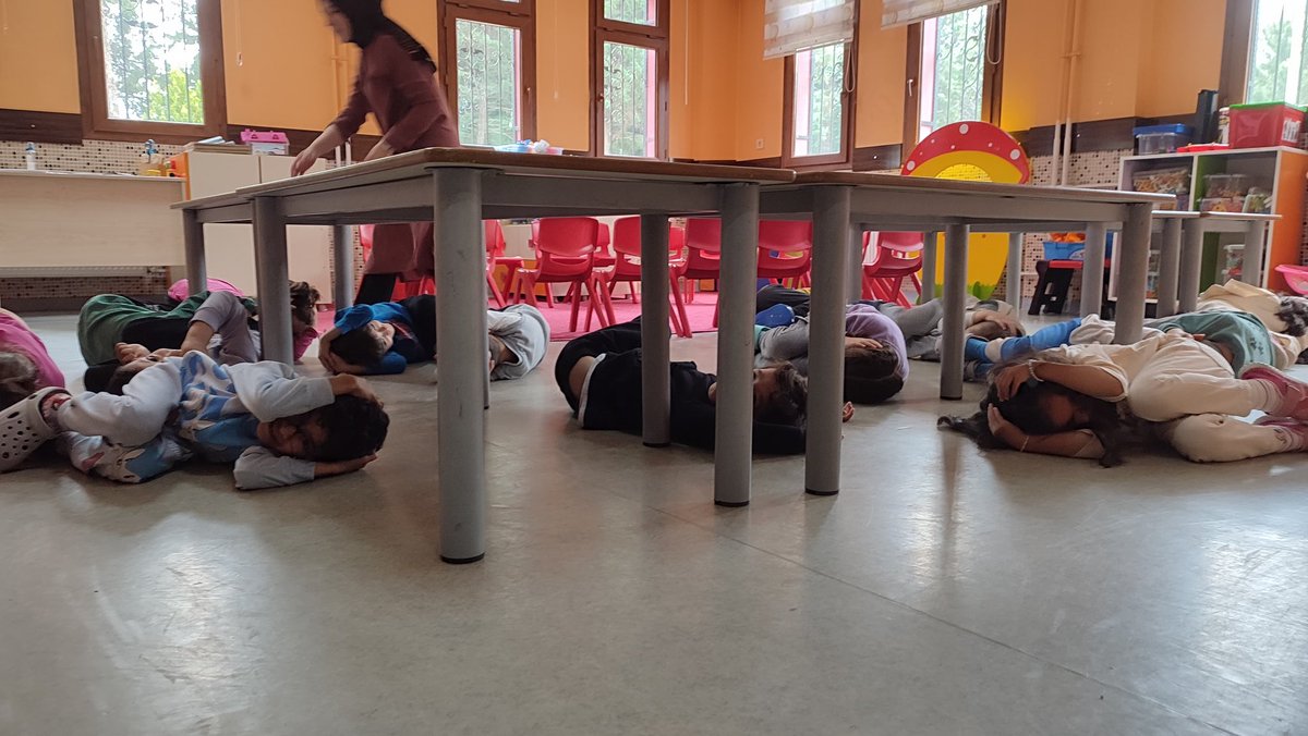 DAGDAKSAR's tweet photo. Seminer birimimiz tarafından Merkezefendi Belediyesi Sümer-Sevindik Anaokulu 12 öğretmen/personel ve 118 öğrencisine deprem bilinçlendirme semineri verilmiştir. Çocuklarımızı afet bilinci ile yetiştirmek için çalışmalarımızı sürdürüyoruz. #denizli #dak #dagaramakurtarma https://t.co/YmOEMyYZBC