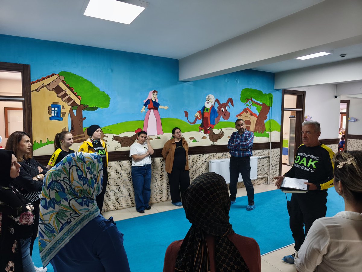 DAGDAKSAR's tweet photo. Seminer birimimiz tarafından Merkezefendi Belediyesi Sümer-Sevindik Anaokulu 12 öğretmen/personel ve 118 öğrencisine deprem bilinçlendirme semineri verilmiştir. Çocuklarımızı afet bilinci ile yetiştirmek için çalışmalarımızı sürdürüyoruz. #denizli #dak #dagaramakurtarma https://t.co/YmOEMyYZBC