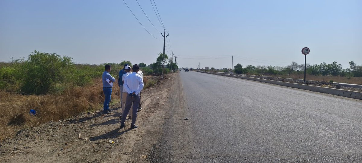 SDMDholka's tweet photo. Approach road side plantation planning at #LOTHAL #nmhc in #dholka taluka https://t.co/tIlBrTXlSi