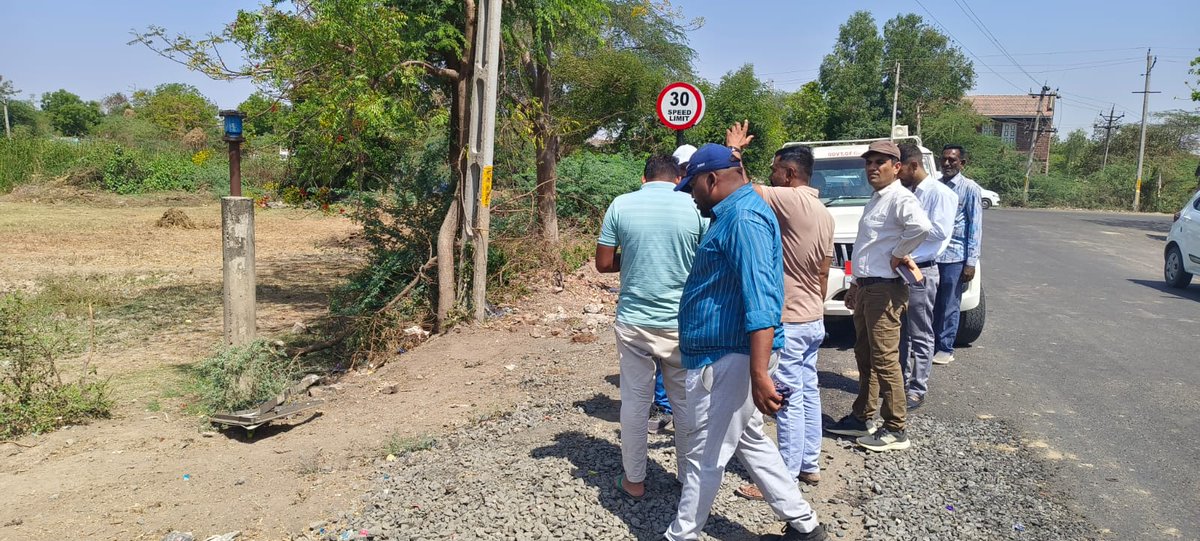 SDMDholka's tweet photo. Approach road side plantation planning at #LOTHAL #nmhc in #dholka taluka https://t.co/tIlBrTXlSi