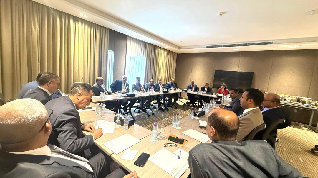 التكتل الوطني للأحزاب يناقش مع سفيرة فرنسا سبل دعم استعادة مؤسسات الدولة وإنهاء الانقلاب 
الرياض - سبأنت :
ناقش المجلس الأعلى للتكتل الوطني للأحزاب والمكونات السياسية اليوم، مع السفيرة الفرنسية لدى اليمن كاترين قرم كمون، مستجدات الأوضاع السياسية وسبل دعم جهود استعادة مؤسسات