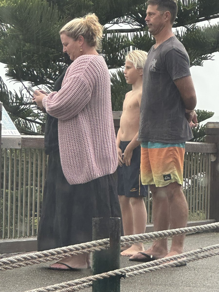 18度，下着雨，小男孩光脚，只穿了一条大短裤。 https://t.co/F6IR3qpyAA