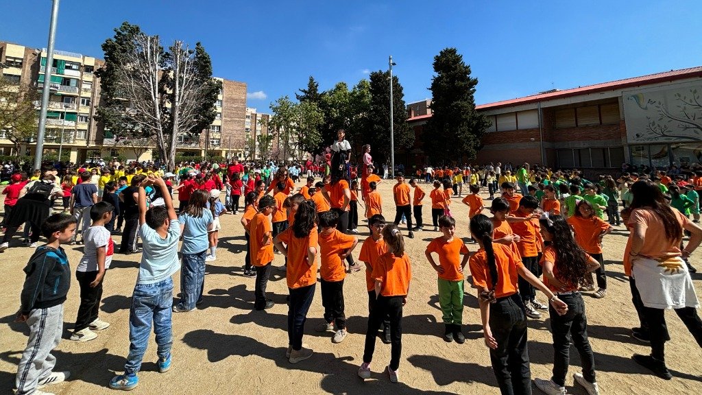 😍 477 infants de 12 escoles de Viladecans i Gavà surten a ballar als voltants de l’Ateneu de les Arts, amb motiu del ‘Dansem Junts’.

📹 La trobada, en vídeo👇
bit.ly/3RJPOvX