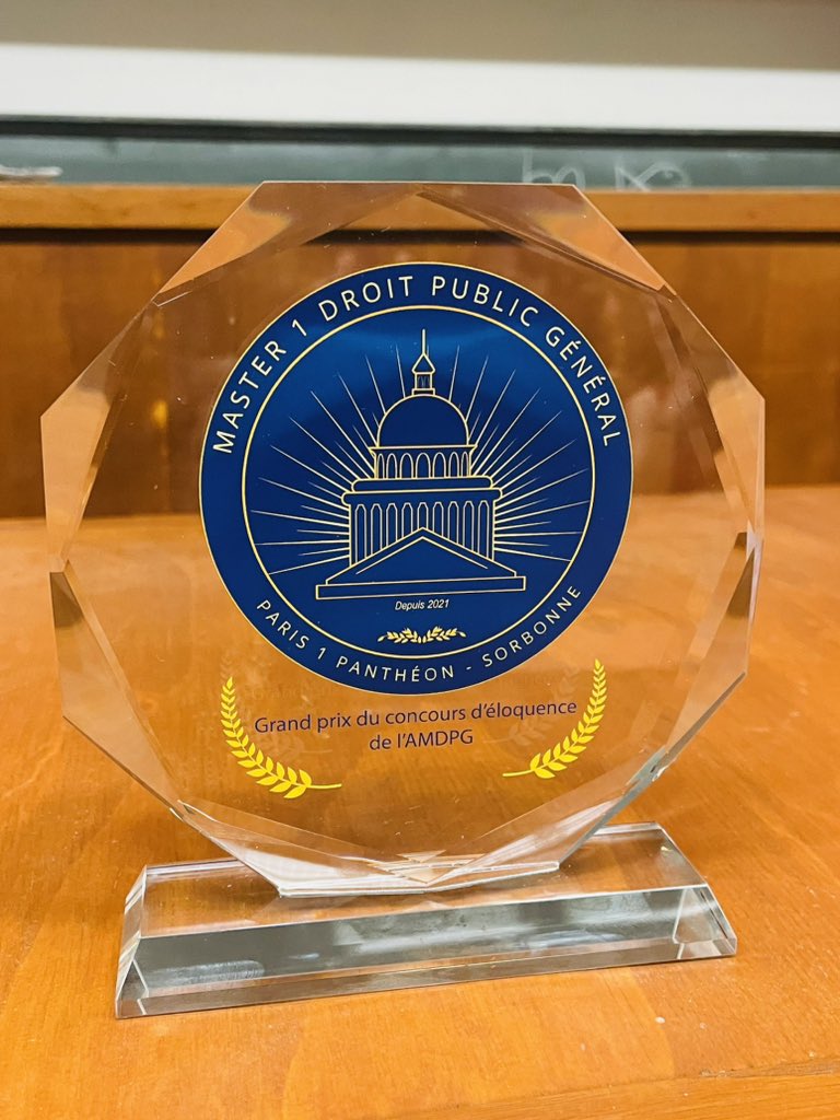 Hier soir, à l’initiative des étudiants de l’<a href="/AMDPGSorbonne/">Master 1 Droit public général | Panthéon-Sorbonne</a> a eu lieu la finale du concours d’éloquence en droit administratif. C’était remarquable ! Le jury présidé par Maître Patrice Spinosi a récompensé Justine Debrun-Subre, actuellement… en L2. 
#jaimeledroitadministratif