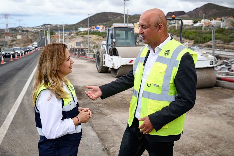 CabildoTenerife's tweet photo. 🚧🛣️ #MOVILIDAD 𝗟𝗮𝘀 𝗼𝗯𝗿𝗮𝘀 𝗱𝗲 𝗺𝗲𝗷𝗼𝗿𝗮 𝗱𝗲 𝗹𝗮 𝗿𝗼𝘁𝗼𝗻𝗱𝗮 𝗱𝗲 𝗦𝗮𝗻 𝗜𝘀𝗶𝗱𝗿𝗼 𝗲𝘀𝘁𝗮𝗿𝗮́𝗻 𝗳𝗶𝗻𝗮𝗹𝗶𝘇𝗮𝗱𝗮𝘀 𝗲𝗻 𝗼𝗰𝘁𝘂𝗯𝗿𝗲.

🚗🛻 Esta actuación permitirá descongestionar 𝘂𝗻𝗮 𝗱𝗲 𝗹𝗮𝘀 𝗿𝗼𝘁𝗼𝗻𝗱𝗮𝘀 𝗺𝗮́𝘀 𝘁𝗿𝗮𝗻𝘀𝗶𝘁𝗮𝗱𝗮𝘀 𝗱𝗲 𝗹𝗮 𝗶𝘀𝗹𝗮 👉🏼 aproximadamente 12.400 vehículos al día.

🚙 Se mejora la 𝘀𝗲𝗴𝘂𝗿𝗶𝗱𝗮𝗱 𝘃𝗶𝗮𝗹 y el 𝘁𝗿𝗮́𝗻𝘀𝗶𝘁𝗼 𝗳𝗹𝘂𝗶𝗱𝗼 hacia los núcleos costeros y turísticos de El Médano, La Tejita y Montaña Roja.

✅ Es una 𝗱𝗲𝗺𝗮𝗻𝗱𝗮 𝗵𝗶𝘀𝘁𝗼́𝗿𝗶𝗰𝗮 de residentes, transportistas y visitantes 👉🏼 permitirá reducir los tiempos de viaje en un 30% en la zona.

𝟯 𝗻𝘂𝗲𝘃𝗼𝘀 𝗰𝗮𝗿𝗿𝗶𝗹𝗲𝘀 ⬇️
🔸 carril directo entre la TF-642 y la TF-64 hacía El Médano
🔸 carril de salida desde la avenida Santa Cruz hacía el sur
🔸 carril extra de entrada a la rotonda de San Isidro desde Santa Cruz

🗣️ @rdavmam, presidenta del Cabildo 👉🏼 "Es una intervención muy importante que contribuirá a descargar una glorieta que está muy saturada, una inversión de 1,5 millones de euros".

ℹ️ https://t.co/CPZbUuhFA2