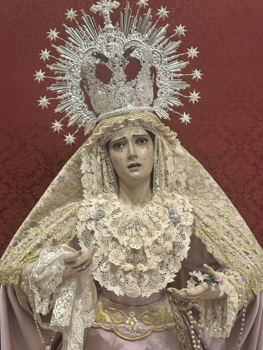 CULTOS - Nuestra Señora de los Dolores ya se encuentra dispuesta en su altar para el tiempo de Pascua.

🪡 Luce terno en rosa empolvado, saya confeccionada en oro por el taller de la cofradía con flores de seda, tocado de encaje y estrena toca de margaritas dorada.

#CofradiasMLG