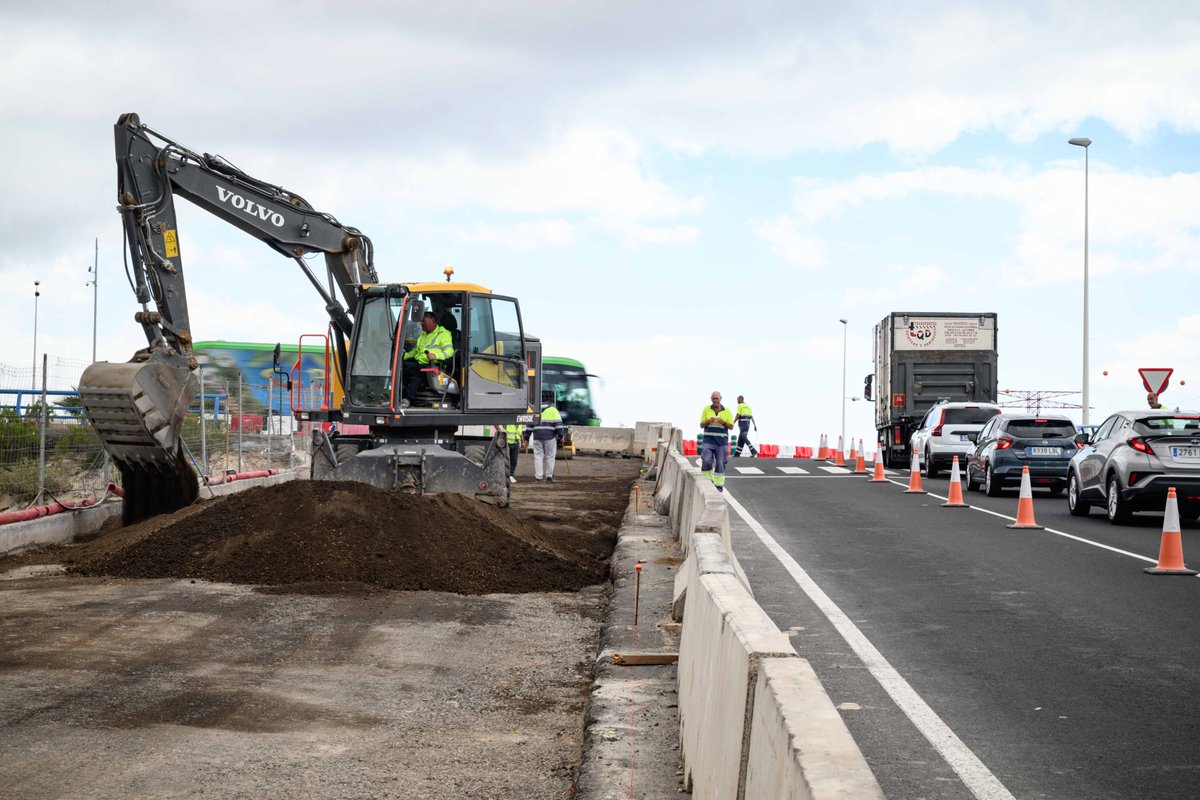 CabildoTenerife's tweet photo. 🚧🛣️ #MOVILIDAD 𝗟𝗮𝘀 𝗼𝗯𝗿𝗮𝘀 𝗱𝗲 𝗺𝗲𝗷𝗼𝗿𝗮 𝗱𝗲 𝗹𝗮 𝗿𝗼𝘁𝗼𝗻𝗱𝗮 𝗱𝗲 𝗦𝗮𝗻 𝗜𝘀𝗶𝗱𝗿𝗼 𝗲𝘀𝘁𝗮𝗿𝗮́𝗻 𝗳𝗶𝗻𝗮𝗹𝗶𝘇𝗮𝗱𝗮𝘀 𝗲𝗻 𝗼𝗰𝘁𝘂𝗯𝗿𝗲.

🚗🛻 Esta actuación permitirá descongestionar 𝘂𝗻𝗮 𝗱𝗲 𝗹𝗮𝘀 𝗿𝗼𝘁𝗼𝗻𝗱𝗮𝘀 𝗺𝗮́𝘀 𝘁𝗿𝗮𝗻𝘀𝗶𝘁𝗮𝗱𝗮𝘀 𝗱𝗲 𝗹𝗮 𝗶𝘀𝗹𝗮 👉🏼 aproximadamente 12.400 vehículos al día.

🚙 Se mejora la 𝘀𝗲𝗴𝘂𝗿𝗶𝗱𝗮𝗱 𝘃𝗶𝗮𝗹 y el 𝘁𝗿𝗮́𝗻𝘀𝗶𝘁𝗼 𝗳𝗹𝘂𝗶𝗱𝗼 hacia los núcleos costeros y turísticos de El Médano, La Tejita y Montaña Roja.

✅ Es una 𝗱𝗲𝗺𝗮𝗻𝗱𝗮 𝗵𝗶𝘀𝘁𝗼́𝗿𝗶𝗰𝗮 de residentes, transportistas y visitantes 👉🏼 permitirá reducir los tiempos de viaje en un 30% en la zona.

𝟯 𝗻𝘂𝗲𝘃𝗼𝘀 𝗰𝗮𝗿𝗿𝗶𝗹𝗲𝘀 ⬇️
🔸 carril directo entre la TF-642 y la TF-64 hacía El Médano
🔸 carril de salida desde la avenida Santa Cruz hacía el sur
🔸 carril extra de entrada a la rotonda de San Isidro desde Santa Cruz

🗣️ @rdavmam, presidenta del Cabildo 👉🏼 "Es una intervención muy importante que contribuirá a descargar una glorieta que está muy saturada, una inversión de 1,5 millones de euros".

ℹ️ https://t.co/CPZbUuhFA2