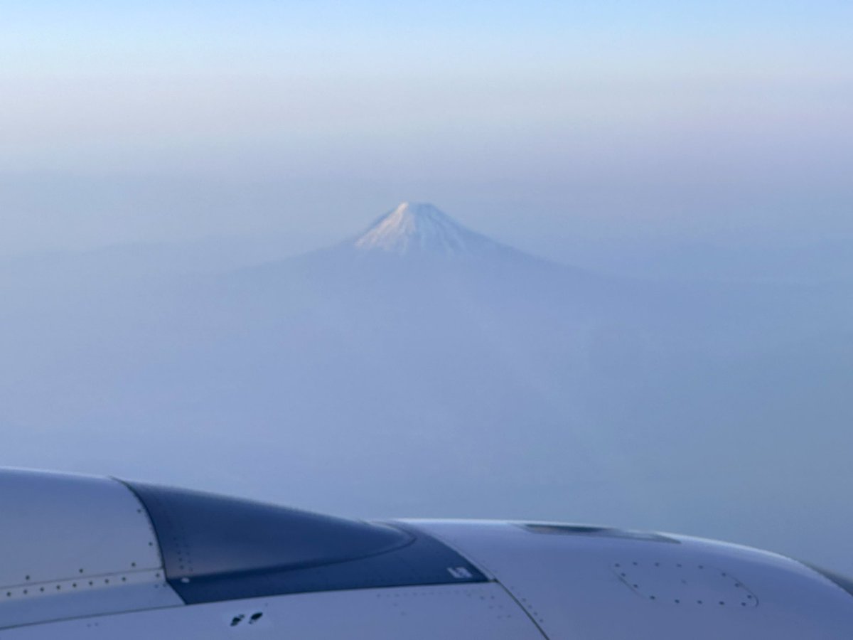 tai_trip's tweet photo. 窓からうっすら富士山🗻 https://t.co/iyiHQL1NQB