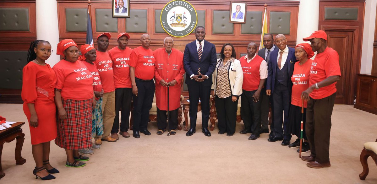 too_bethuel's tweet photo. Governor @SakajaJohnson honours Mau Mau heroes!
He handed them the Keys To The City and pledged free health care and parking—recognising their role in securing our freedom

#Inawork
#letsMakeNairobiWork #ARSPSG
#BoldRuto #CUKChancellorInstallation https://t.co/HtIzp4QO7F