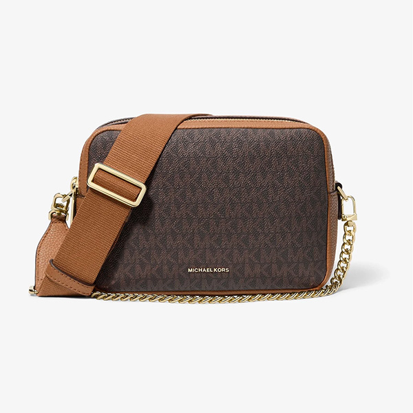 mahmoudsylym's tweet image. "Carry NYC in your hands! 🗽 The Michael Kors Bryant Crossbody Bag blends durability with downtown chic. Perfect for your on-the-go lifestyle. 
👉 Shop Now taswiquh.com/Brown/Acorn
#CityEssentials #MKMagic"