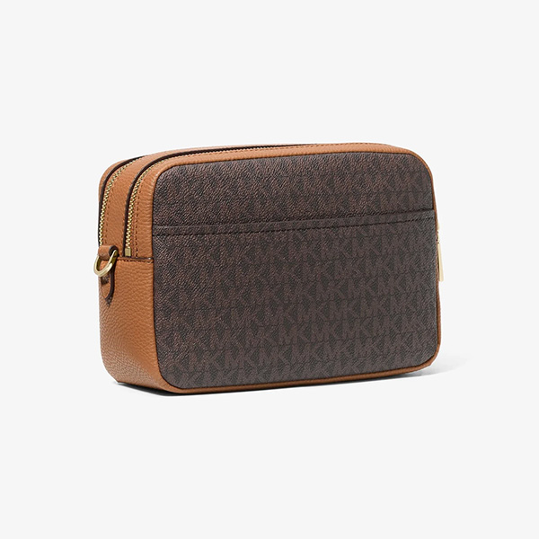 mahmoudsylym's tweet image. "Carry NYC in your hands! 🗽 The Michael Kors Bryant Crossbody Bag blends durability with downtown chic. Perfect for your on-the-go lifestyle. 
👉 Shop Now taswiquh.com/Brown/Acorn
#CityEssentials #MKMagic"