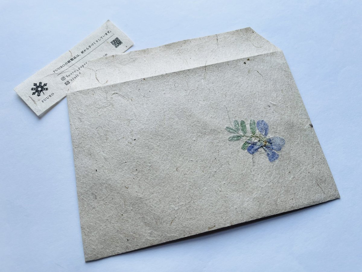 onehurmans's tweet photo. #益子春の陶器市 お迎え品❹
FUUROさんの封筒✉️
@fuuropaper 
ぽつりと、でもはっきりそこに在るお花に惹かれてお迎えした一枚。
テント内の展示も素敵でした🌿
（写真撮り損ねた…！）
新作のレースと合わさったアートボード本当に素敵だった…！･:*+

テントエリア:TOKOPARK https://t.co/WEKW3EcrW0