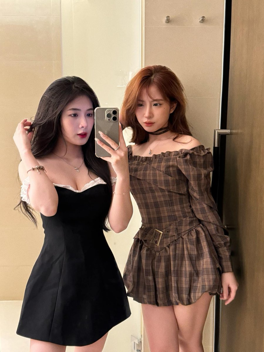 Quynhalee001's tweet photo. Anh muốn chịch em bên trái hay em bên phải https://t.co/woxp38rbBT
