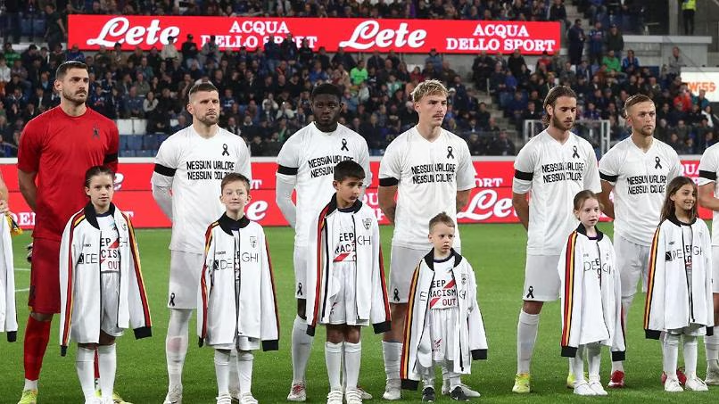 De nieuwe Calcio Gancio staat online.

"Uit protest tegen de Serie A speelde Lecce tegen Atalanta in een volledig wit shirt, zonder logo’s en met de opdruk: 'geen waarden, geen kleuren'."

🔗 calciogancio.substack.com/p/calcio-ganci…