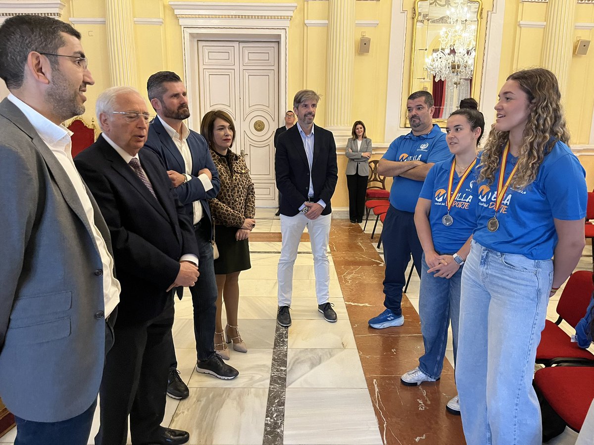 El presidente de la Ciudad, <a href="/imbrodamelilla/">Juan José Imbroda</a>, y el consejero de Deportes, <a href="/MigueFerBon/">Miguel Ángel Fernández Bonnemaisón</a>, reciben en el Salón Dorado del Palacio de la Asamblea al @CVMELILLAFEM tras haber logrado el ascenso a Liga Iberdrola de Voley. 

#MelillaDeporte #NuestroDeporte