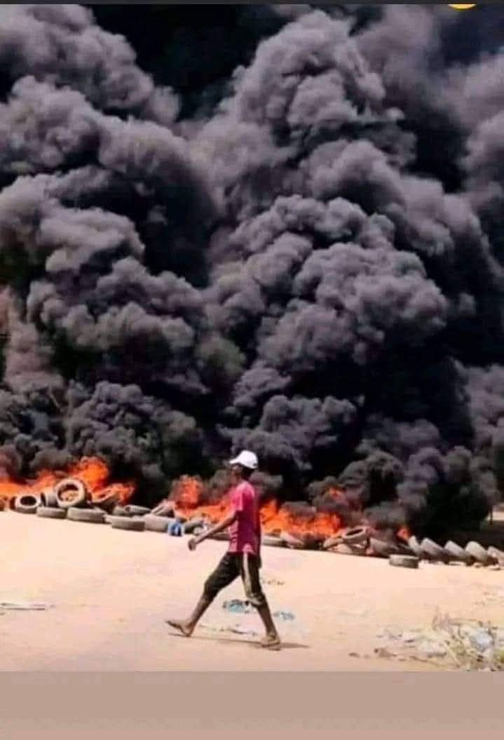 Joalha's tweet photo. والله لساتك دخانا زي طياراتك البتقع كل يوم دي  ارجا بس نحن الجاينك في نهاية الحلقة دي  😏

#المجد_للساتك
#جيش_كيزان
#لا_للحرب https://t.co/1bOeI5kd9s