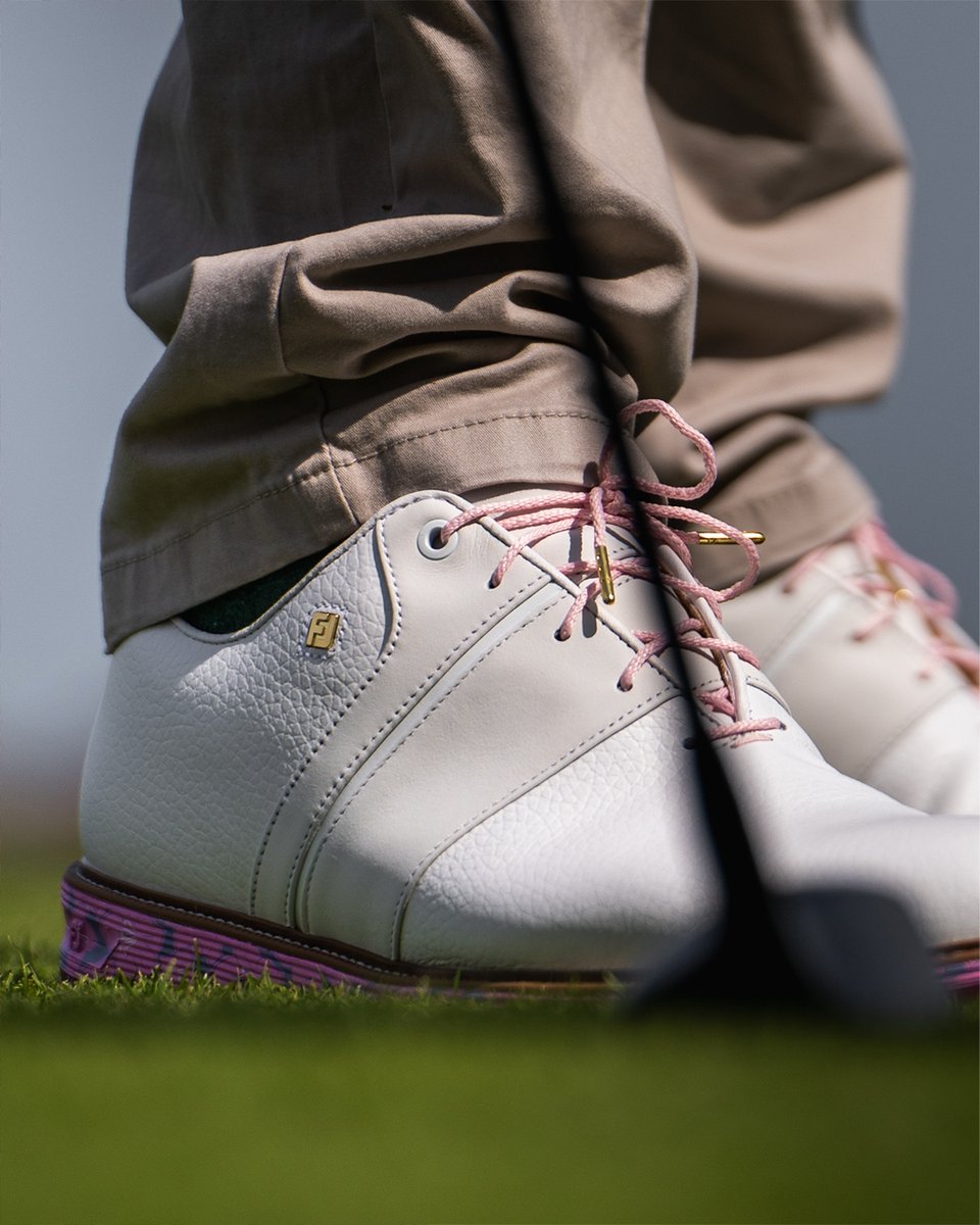 cookiejargolf's tweet photo. FootJoy have absolutely knocked it out of the park with their limited edition Premiere Series Packard Spring Bloom kicks, drop 1 of the Legends Series, which we debuted yesterday at Wallasey.
 
A fitting spot for these Augusta-themed shoes—where Bobby Jones qualified in 1930 before completing the Grand Slam at Hoylake, and home to the only signed Bobby Jones portrait in the world, a replica of which now hangs in the Butler Cabin.
 
Head to FootJoy’s website to grab yours before they’re gone forever.

👏 👏  @FootJoy / @FootJoyEurope