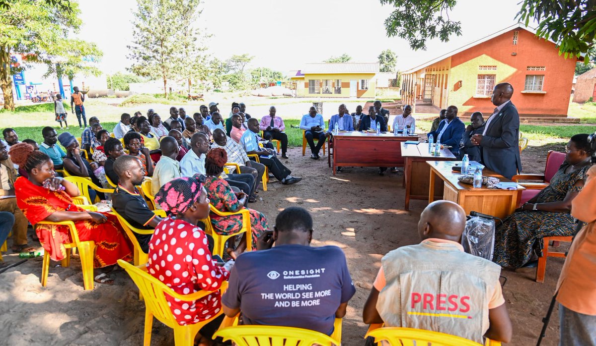 He met with district security leaders and civil servants, before holding community barazas in Lubiri, Nyabweyo Parishes, and Ntwetwe Town Council. Residents voiced frustrations over extortion by PDM officials, fund mismanagement by CDOs, SACCO leaders, and Parish Chiefs,as well..