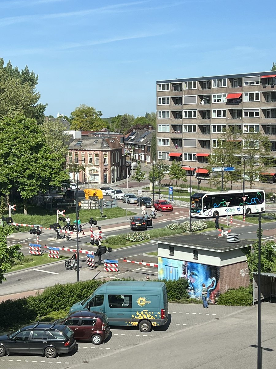 Stroomstoring Enschede:  spontane verkeersregelaars melden zich aan Oldenzaalstraat, bij de spoorovergang <a href="/TCTEnschede/">Tubantia Enschede</a> <a href="/tubantia/">Tubantia</a>