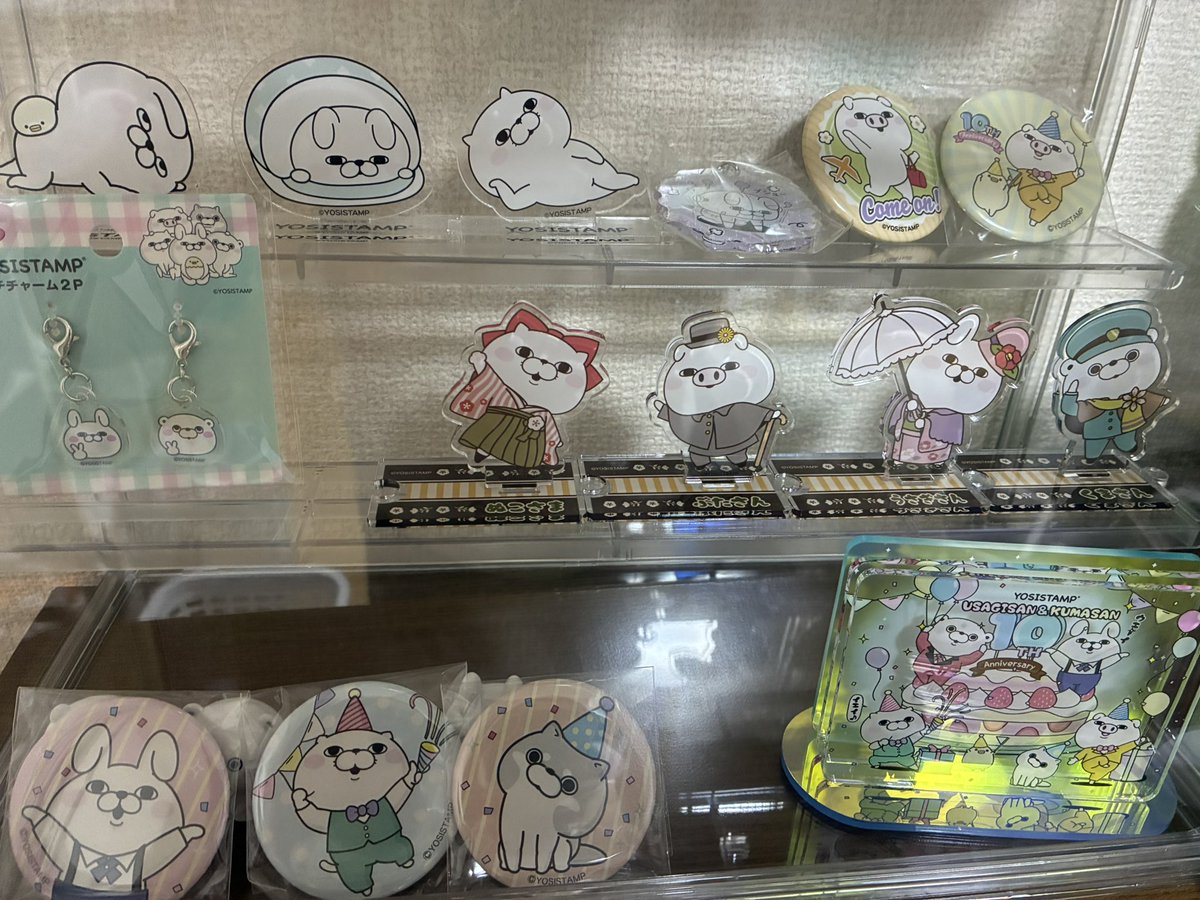 asukea's tweet photo. やっと大ヨッシースタンプ展に足を運ぶことができたのでたくさん写真を撮ってきました😭🫶
大正浪漫風がめちゃくちゃ可愛かったのでアクスタは4種コンプ💪缶バッジガチャも推しのぶたさんが引けたので良かったです✨☺️
 #大ヨッシースタンプ展 https://t.co/UI0a83RSUr