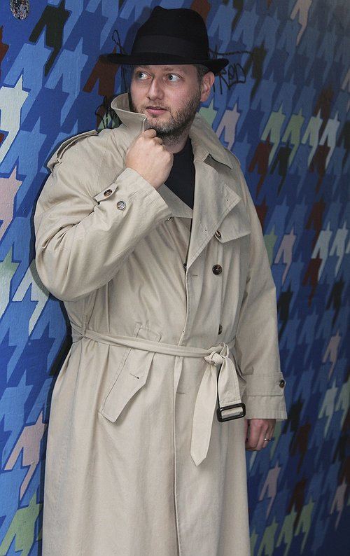 Margir sem velta fyrir sér hvað gerir Jón Óttar að svona öflugum njósnara en ætli það sé ekki fyrst og fremst hæðin. Þeas skortur á henni sem gerir honum kleift að fela sig auðveldlega. Hér stendur hann til dæmis í sæti í strætó og erfitt að koma auga á hann