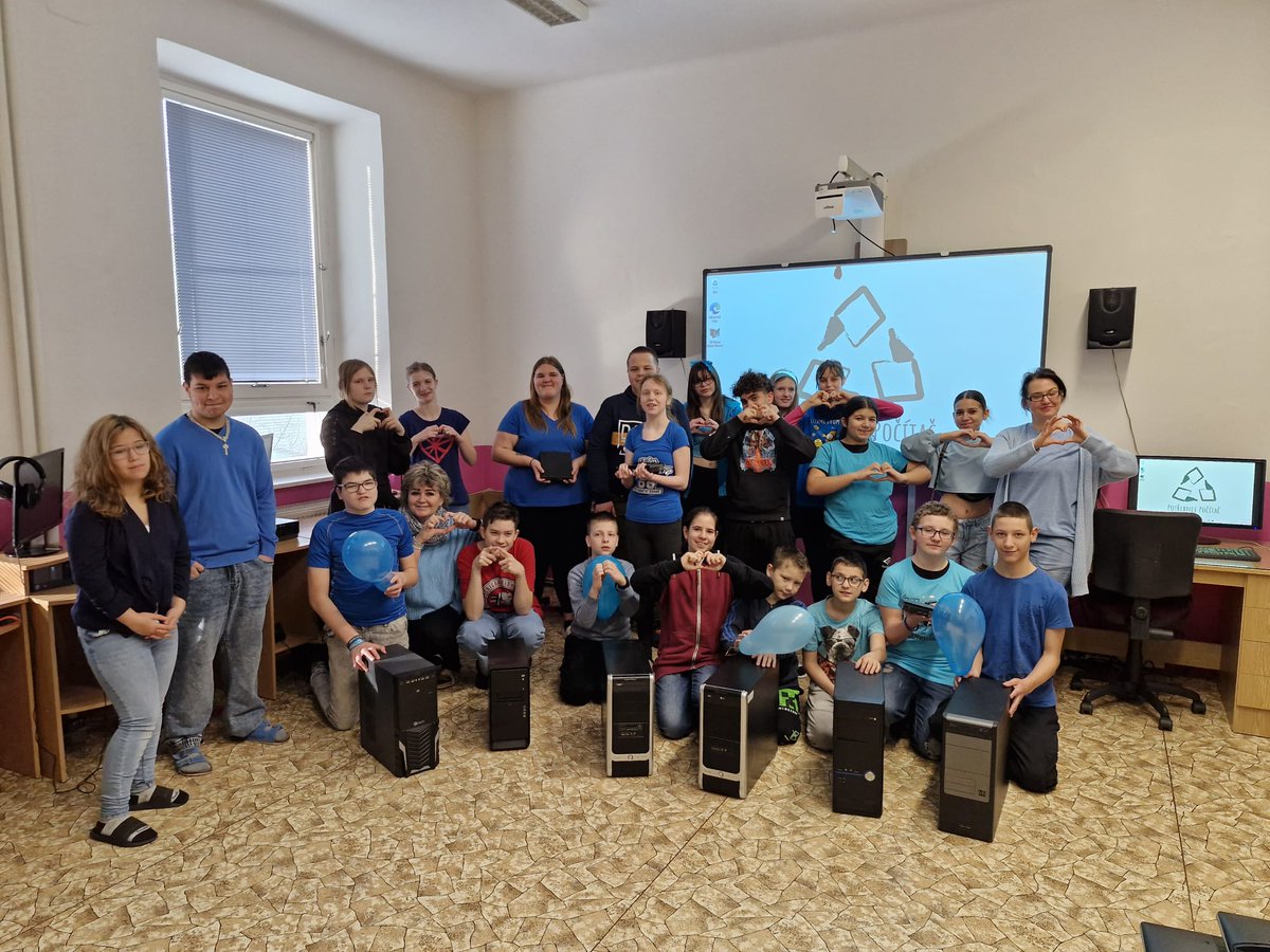 Již tradičně jsme se před vánoci spojili s <a href="/pkfsvuk/">Politologický klub</a> , který ve vánoční charitativní sbírce nasbíral dostatek financí na to, abychom mohli předat 11 počítačů MŠ, ZŠ a SŠ Slezské Diakonie Krnov, vytopené při loňských povodních.

Moc děkujeme a těšíme se na další úspěšné spolupráce!