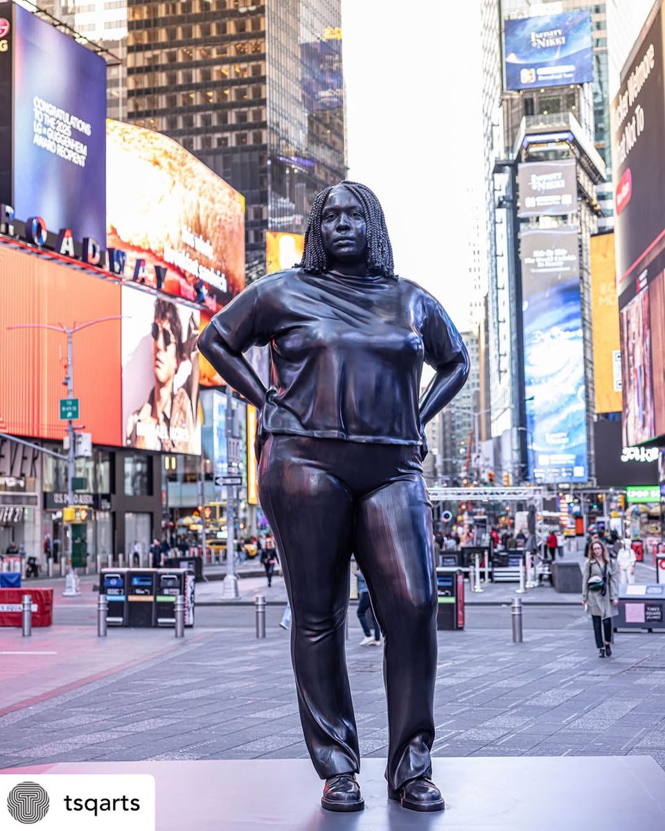 Who is the brilliant British artist whose work is now installed in Times Square? 🍏🇬🇧❤️ Congratulations Thomas J Price <a href="/TSqArts/">Times Square Arts</a> and you can read more here. By me for <a href="/countryandtown/">Country and Town House</a> 💫✨✏️🎨🎨 countryandtownhouse.com/culture/collec…