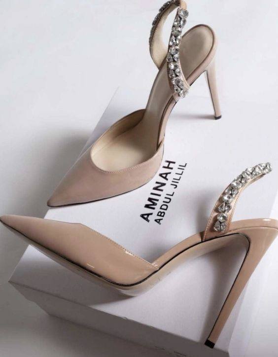 ඔබේ පාදවල ඇඟිලි අවලස්සන නම් ඇඟිලි ආවරණය ආකාරයේ පාවහන් පළඳින්න. එය දකින්නාට වඩා ප්‍රසන්න වනු ඇත  #highheeltips