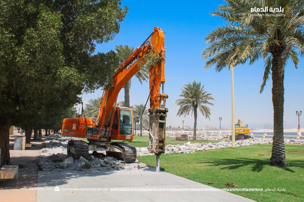 تفاصيل ساحرة بإنتظاركم✨..

#بلدية_الدمام 
نعمل على تطوير كورنيش #الدمام الواجهة البحرية ليكون وجهة فريدة لممارسة الأنشطة الرياضية والترفيهية لمرتاديه.

* تطوير السور الخرساني 🧱
* تأهيل جميع المسطحات الخضراء🌳
* إضافة مناطق جلوس 
* تأهيل تطوير الممشى 🚶

#الدمام_أجمل