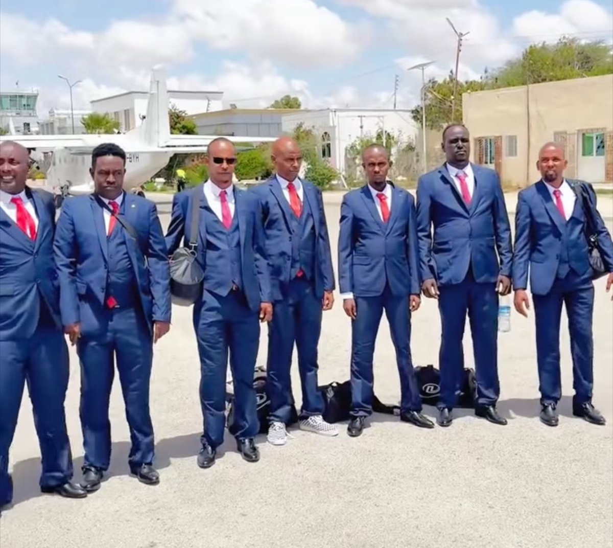 Soomaalidu maanta maalin ay uga baahi badan tahay nabad iyo iskaashi majirto. Wiilal Soomaaliyeed in xoriyaddooda loosoo celiyo, si wanaagsanna loo qurxiyo waa gobonimo iyo ilbaxnimo. Puntland iyo Somaliland labaduba waa ay mahadsan yihiin. 

Dadkaan awalba dad walaalo ah ayay