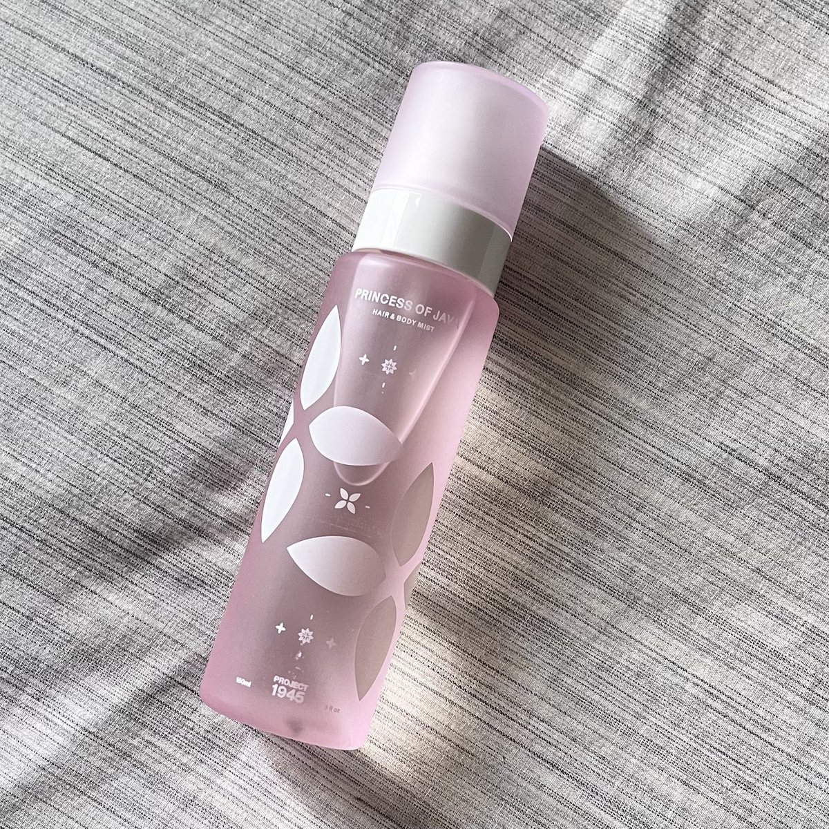 angelarissa_'s tweet image. PRINCESS OF JAVA skrg ada versi hair &amp;amp; body mist nyaa 🪷

gakuat packaging nya super cantik &amp;amp; wanginya sama persis kaya parfume nya, those who like white floral are gonna love this 💓