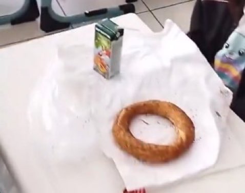 16 yaşımdayken, babam iflas edip hapis cezası aldıktan sonra annemle bir başımıza kalmıştık. Acıktığım için annem domatesi rendeleyip sıcak suya karıştırıp yalancı çorba yapmıştı iki lokma bir şey yiyeyim diye. Aç uyuduğum o günü hiç unutmadım.