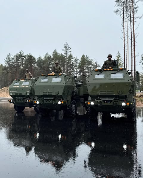 USEmbTallinn's tweet image. Today, CDA Matt Wall joined Minister @HPevkur for the handover of USA-made HIMARS to Estonia. This is a milestone in the 103-year history of our strong bilateral relations. HIMARS is one of the most important capability enhancements in Estonian military history. #WeAreNATO