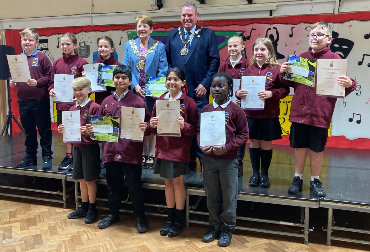 TamesideCouncil's tweet photo. The Civic Mayor of Tameside, Cllr Betty Affleck, was the special guest when Corrie Primary School, Denton, hosted a presentation to celebrate the hard work of Year 5 pupils in achieving their Arts Award DISCOVER.
https://t.co/RDDp4Yr3PP
#ProudTameside https://t.co/dtfpn2z2SW