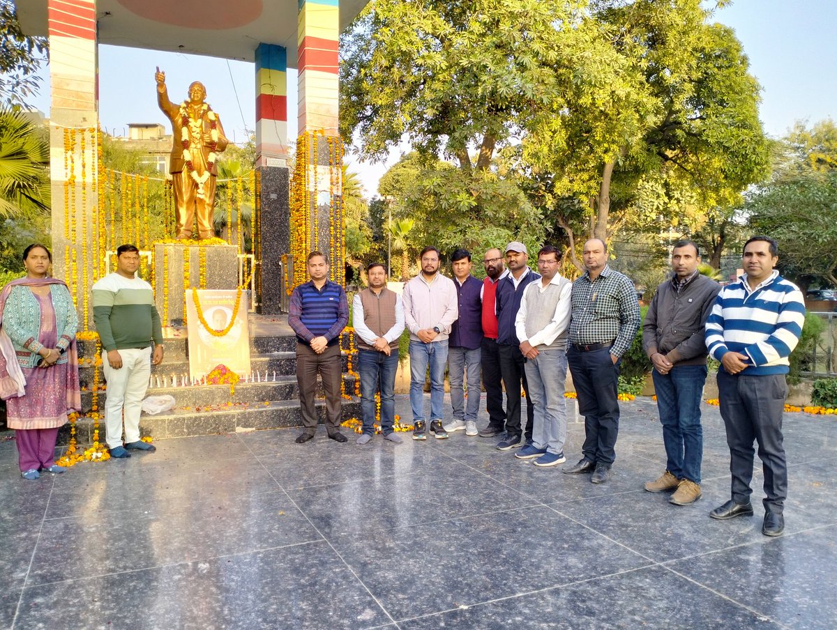 हमें भारतीय सेना पर नाज़ है और अपने प्यारे मुल्क़ से बेपनाह मोहब्बत हम मर जाएंगे लेकिन देश के दुश्मनों को ज़रूरत पड़ी तो बार्डर पर सबसे आगे और सबसे पहले मारेंगे।
राष्ट्रहित सर्वोपरि #पहलगाम 
#NMOPSDeshKeSath 
<a href="/narendramodi/">Narendra Modi</a> <a href="/RahulGandhi/">Rahul Gandhi</a>
<a href="/bbc/">BBC</a> <a href="/ANI/">ANI</a> 
<a href="/vijaykbandhu/">Vijay Kumar Bandhu</a>
<a href="/SthitaPrajna_G/">sthita prajna</a>