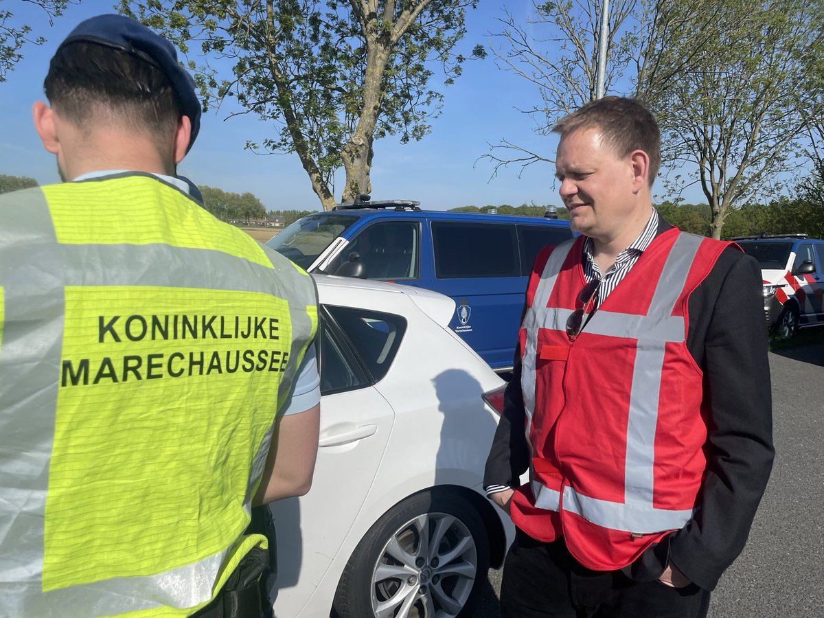 Ewout Irrgang (@ewoutirrgang) on Twitter photo Gisteren was ik aanwezig bij de grenscontroles van de <a href="/Marechaussee/">Koninklijke Marechaussee</a> bij Zevenaar. Op 3 juni publiceert de Algemene Rekenkamer naar verwachting haar rapport over de resultaten van grenscontroles. Gisteren was ik aanwezig bij de grenscontroles van de <a href="/Marechaussee/">Koninklijke Marechaussee</a> bij Zevenaar. Op 3 juni publiceert de Algemene Rekenkamer naar verwachting haar rapport over de resultaten van grenscontroles.