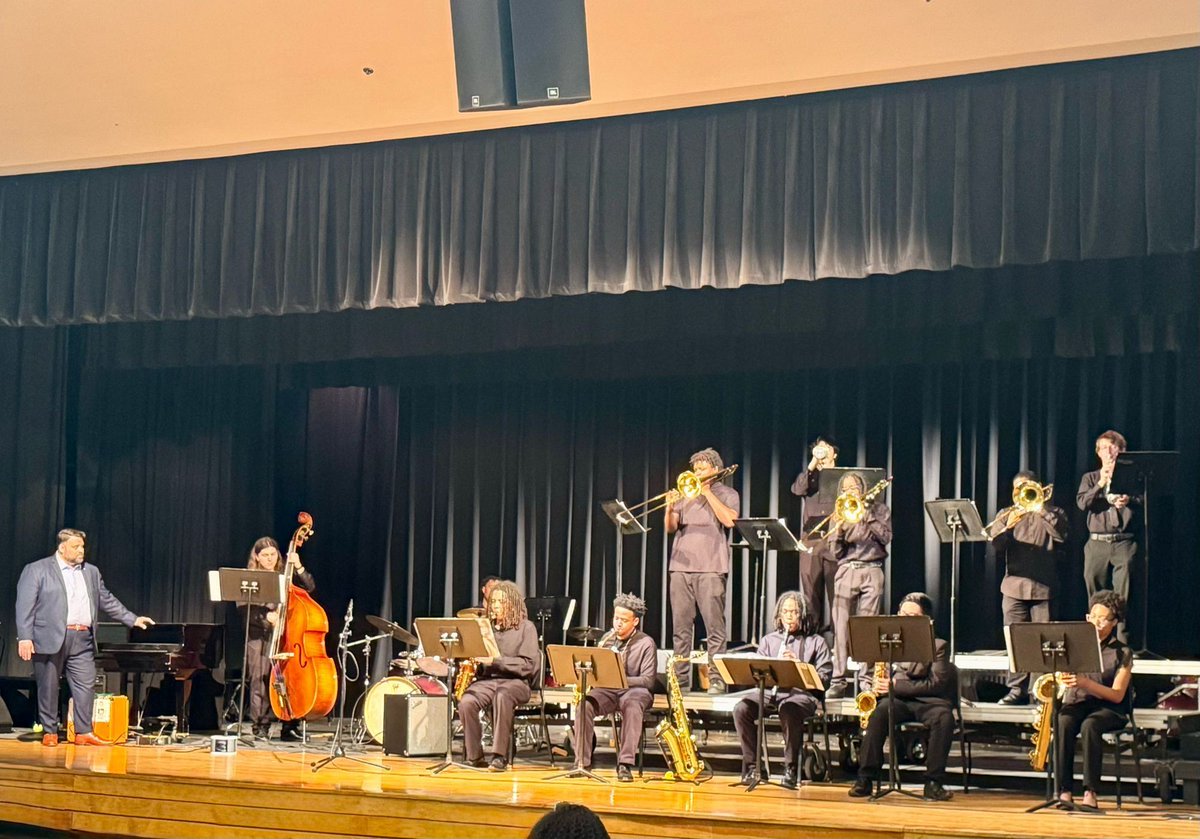 Woodside_Band's tweet image. A swingin’ performance by our Jazz Band at #VBODA Jazz assessment last night. 😎😎😎

We’re so proud of this group of students. Your last chance to hear them is Thursday night at Band-A-Rama!!!! Don’t miss out.  🎵

#WoodsideBand
#NNPSArts 
#NNPSProud
#JazzEducation