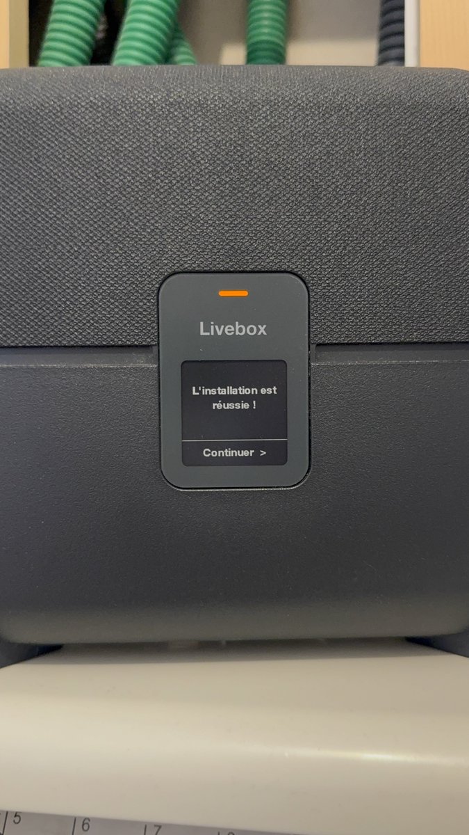 whataboutalex's tweet photo. Le parcours d'installation est plutôt sympa, avec des messages pas trop techniques à l'écran :) #LiveboxS https://t.co/4djV5icc7C