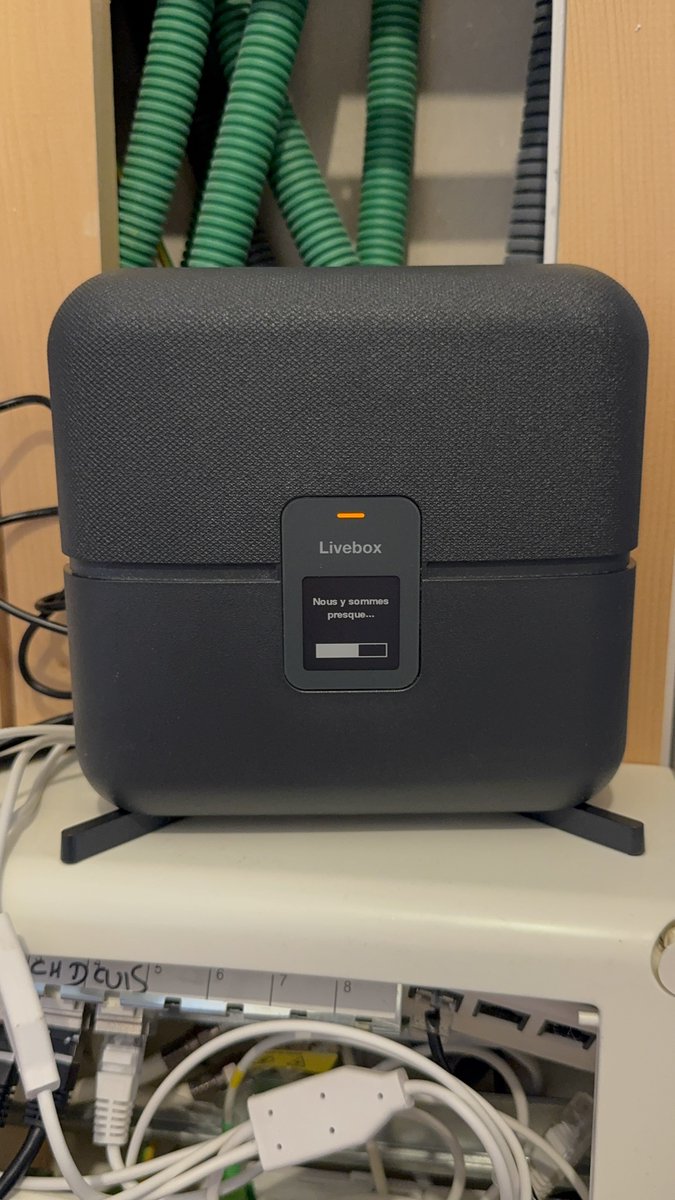 whataboutalex's tweet photo. Le parcours d'installation est plutôt sympa, avec des messages pas trop techniques à l'écran :) #LiveboxS https://t.co/4djV5icc7C