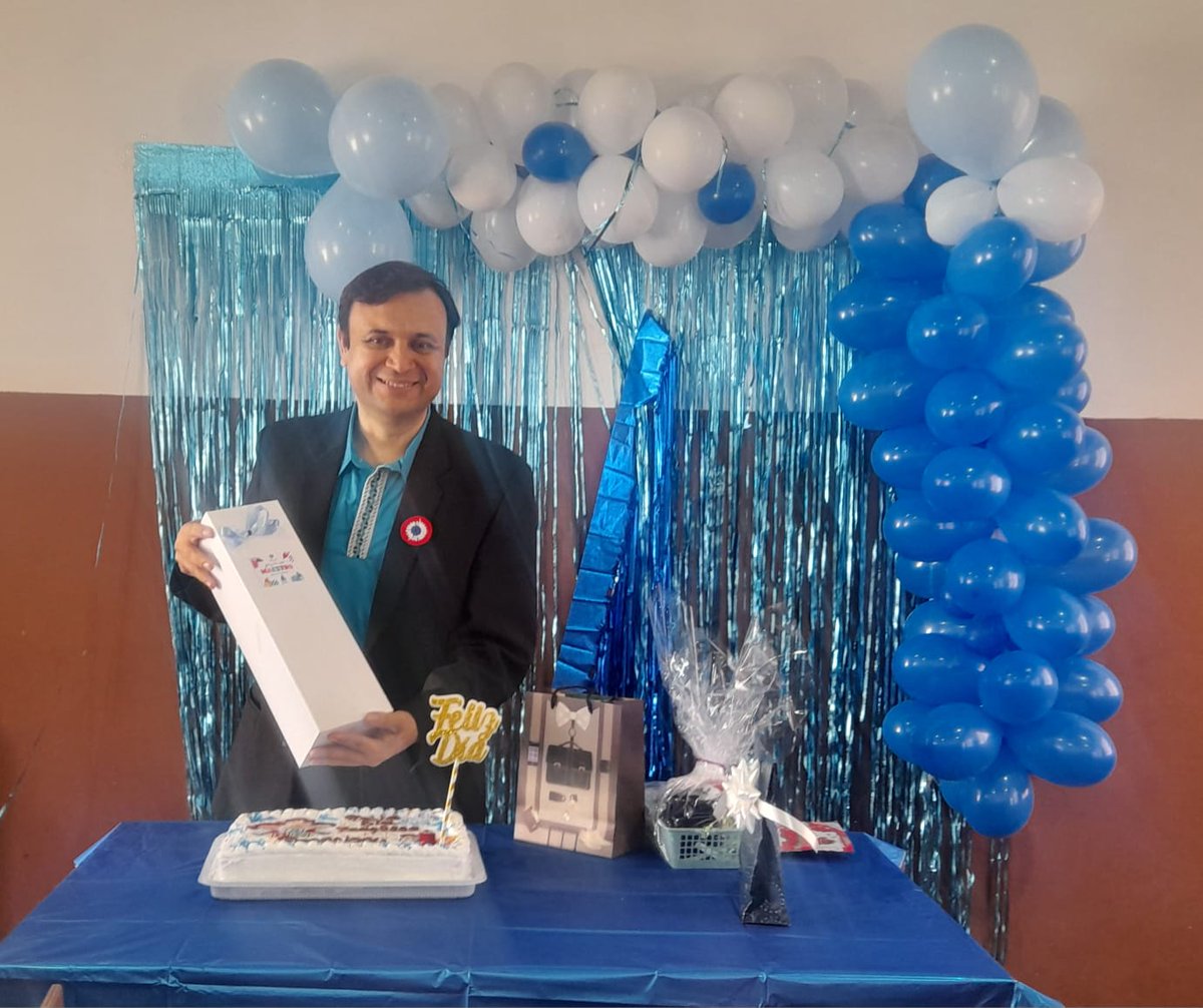 Gracias por su hermosa demostración de cariño en el Día del Maestro.
Sus palabras, gestos y sonrisas hicieron mi día muy especial.
Me siento afortunado de ser parte de su camino de aprendizaje.
¡Cada uno de ustedes es una inspiración para seguir enseñando con el corazón!